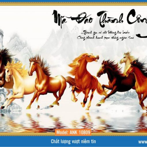Tranh gạch kính 3D mã đáo thành công ANK 10809 Một trong những món đồ phong thủy chúng ta thường thấy chính là hình ảnh bức tranh ngựa phi nước đại. Chính những hình ảnh này tượng trưng cho sự phát đạt về tiền tài hay thăng tiến về danh vọng. Ngựa phi nước đại còn hàm ý về sự đi xa, rất thích hợp với những người hay đi công tác, thường xuyên bôn ba đây đó.