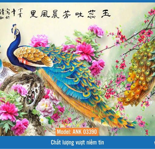Tranh gạch kính 3D chim công ANK 03390 gắn liền với hình ảnh nữ thần Lakshmi, nữ thần của sắc đẹp, sự nhân từ, sẻ chia, may mắn, sự giàu có và thịnh vượng. Hàng trăm con mắt mê hoặc